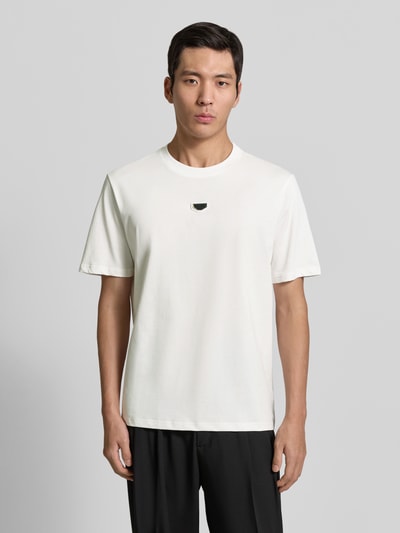 Męski model nosi T-Shirt mit Label-Detail od Antony Morato, biała bawełna, krój regular fit, długość tyłu w rozmiarze M: 72 cm, całkowity widok z przodu.