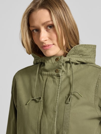 Kobiece model nosi Parka mit Kapuze und Pattentaschen Modell 'FREYA' od khujo, bawełna, krój relaxed fit, z kapturem i kieszeniami z patką, szerokość ramion w rozmiarze S: 41 cm, szerokość klatki piersiowej w rozmiarze S: 53 cm, długość tyłu w rozmiarze S: 94 cm, długość rękawów w rozmiarze S: 58 cm, zbliżenie na górną część ciała