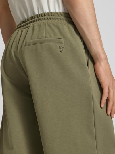 Männermodel trägt Shorts mit elastischem Bund und Ziernähten von REVIEW, Material-Mix mit Stretch-Anteil, Nahaufnahme Rückansicht.