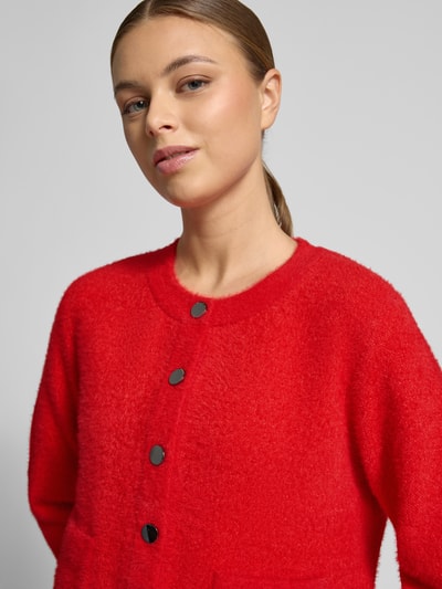 Vrouwenmodel draagt Regular Fit Jacke in tricotlook met ronde hals van Betty Barclay, knoopsluiting, opgestikte zakken, maat 36, Nahaufnahme bovenlichaam.