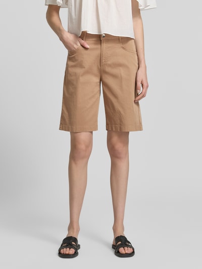 Frauenmodel trägt Regular Fit Bermuda aus Baumwoll-Mix Modell 'MAINE B' von Brax, Optik: Unifarben, 5-Pocket-Design, Ganzkörperansicht von vorne.