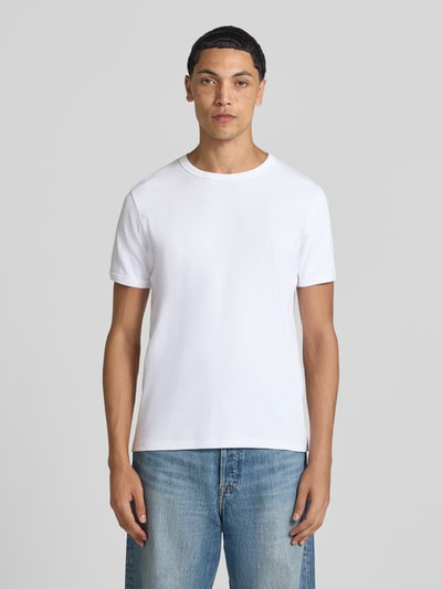 Męski model nosi Regular Fit T-Shirt aus Baumwoll-Mix von JACK & JONES, krój regular fit, okrągły dekolt, krótki rękaw, mieszanka bawełny, długość tyłu w rozmiarze M: 67 cm, jednokolorowy, gładka tekstura, widok całej sylwetki z przodu