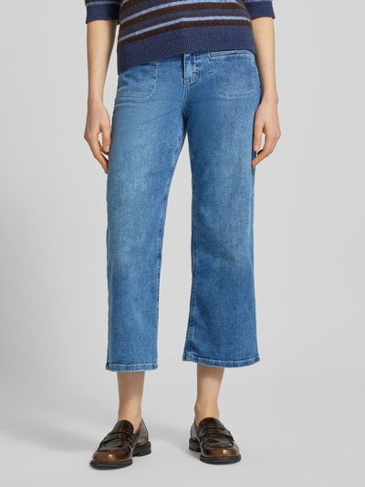 Vrouwenmodel draagt jeans in verkorte pasvorm model 'LINN' van Angels, katoenmix met stretch, steekzakken, binnenbeenlengte 63 cm. Ganzkörperansicht van voren.