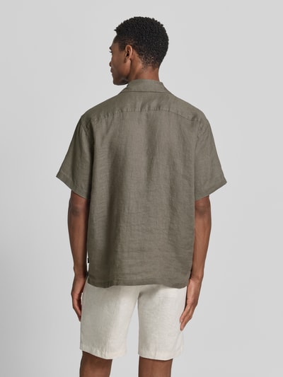Männermodel trägt Regular Fit Leinenhemd Modell 'LAWRENCE' von Jack & Jones Premium in Khaki mit Reverskragen und Knopfleiste, Reines Leinen, Rückenlänge 71 cm, Schulterbreite 47 cm, Ärmellänge 22 cm, Ganzkörperansicht Rückansicht.