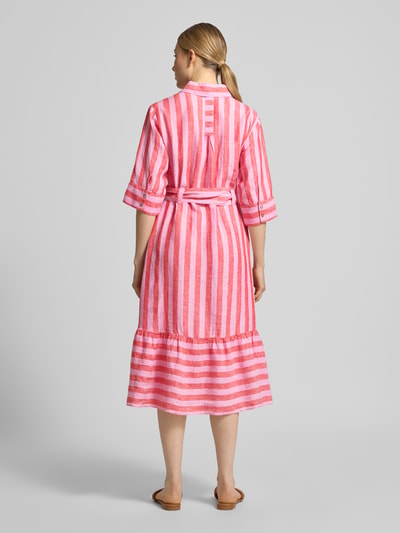 Männermodel trägt Hemdblusenkleid aus Leinen mit Gürtel und Eingrifftaschen von Christian Berg Woman, różowe i białe paski, długość midi, A-linia, kołnierzyk koszulowy, rękaw 3/4, wsuwane kieszenie, pasek, sukienka całkowicie wzorzysta, widok całej sylwetki od tyłu