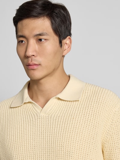 Männermodel trägt Relaxed Fit Strickpullover aus reiner Baumwolle Modell 'DERECK' von Selected Homme, Optik: Unifarben, Grobstrick, Nahaufnahme Oberkörper.