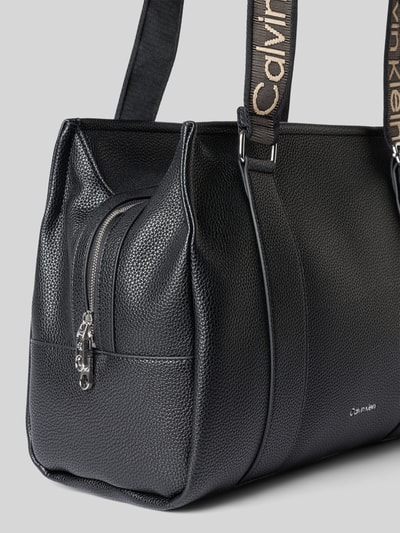 Produktfoto, schwarzer Shopper aus Baumwoll-Mix von CK Calvin Klein, grobe Struktur, silberne Reißverschlüsse, Damen Shopper