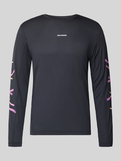 Produktfoto, Funktionsshirt mit Logo Modell 'Kout' von Salomon, schwarzes Longsleeve, bunter Print an Ärmeln, Regular-Fit, Rundhalsausschnitt, Rückenlänge bei Größe M: 70 cm