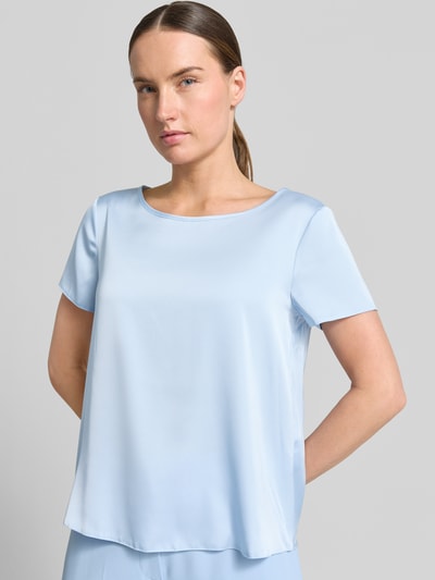 Frauenmodel trägt Blusenshirt mit Rundhalsausschnitt und abgerundetem Saum von Rinascimento aus Material-Mix mit Stretch-Anteil, Loose-Fit, Farbe Hellblau, Damen, Rückenlänge bei Größe S 52 cm, Nahaufnahme Oberkörper.