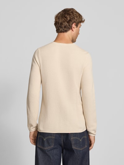 Männermodel trägt Slim Fit Pullover aus reiner Baumwolle von REVIEW in Beige mit Strick-Optik, Rückenansicht, Ganzkörperansicht Rückansicht.