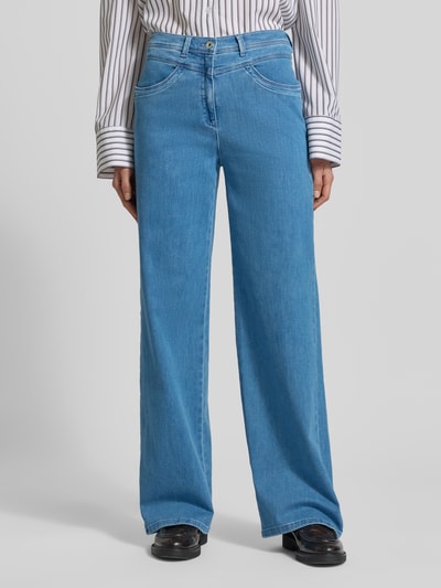 Kobiece modelka nosi Flared Fit Jeans mit Eingrifftaschen Modell 'Laura' von Raphaela By Brax, mieszanka bawełny elastycznej, wpuszczane kieszenie, kieszenie z tyłu, zapięcie na guzik i zamek błyskawiczny, szerokość w rozmiarze 36: 44 cm, długość wewnętrzna nogawki w rozmiarze 36: 79 cm; jasnoniebieski, gładka faktura, pełny widok od przodu.