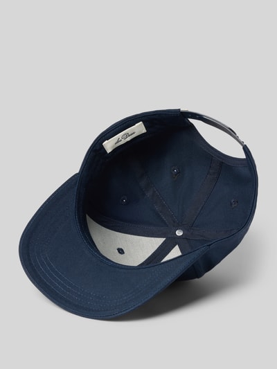 Produktfoto, Basecap mit Label-Stitching von Les Deux, granatowy kolor, czysta bawełna, wzmocniony daszek, regulacja rozmiaru, widoczne szycie logo