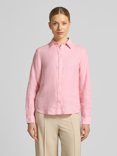 Frauenmodel trägt Regular Fit Leinenbluse mit Label-Stitching von Gant, jasnoróżowy len, kołnierzyk koszulowy, listwa guzikowa, krój regular fit, długość tyłu w rozmiarze 36: 66 cm, długość rękawów w rozmiarze 36: 60 cm, Ganzkörperansicht von vorne