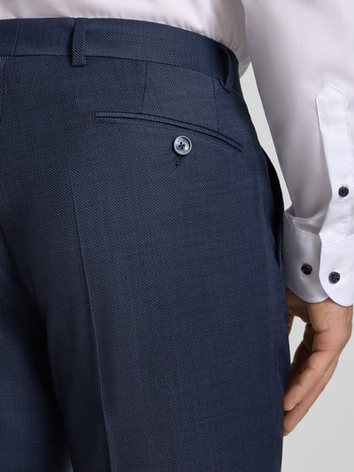 Männermodel trägt Regular Fit Anzug mit 2-Knopf-Sakko von bugatti in Dunkelblau, Material-Mix mit Schurwoll-Anteil, Detailaufnahme Gesäßtasche.