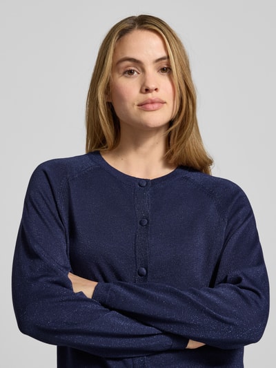 Vrouwenmodel draagt schimmerender Cardigan uit viscosemix, regular fit, ronde hals, knopen, B.Young MOBBE, donkerblauw, close-up bovenlichaam.