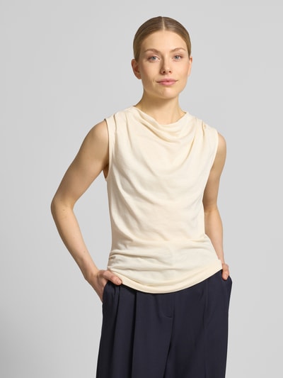 Frauenmodel trägt Top mit Wasserfall-Ausschnitt von Jake*s Collection in Creme, fein strukturiert, Regular Fit, Nahaufnahme Oberkörper.