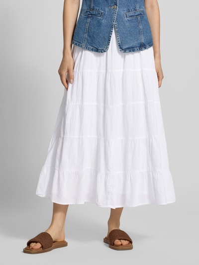 Frauenmodel trägt Regular Fit Volant Midi-Rock aus reiner Baumwolle Modell 'KELLY' von Only, Optik: Unifarben, Flammgarn-Textur, Bundabschluss elastisch, Midi-Länge, Ganzkörperansicht von vorne.
