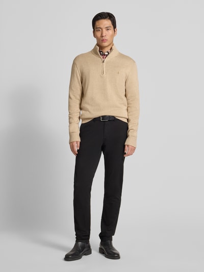 Männermodel trägt Straight Fit Chino mit Gesäßtaschen von MCNEAL aus elastischem Baumwoll-Mix, schwarze Farbe, Eingrifftaschen, Knopf- und Reißverschluss, Ganzkörperansicht von vorne.