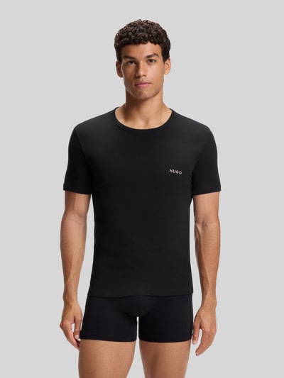 Männermodel trägt schwarzes Regular Fit T-Shirt-Set aus reiner Baumwolle Modell 'T-SHIRT RN TRIPLET P' von HUGO, Herren T-Shirt-Set, Ganzkörperansicht von vorne.
