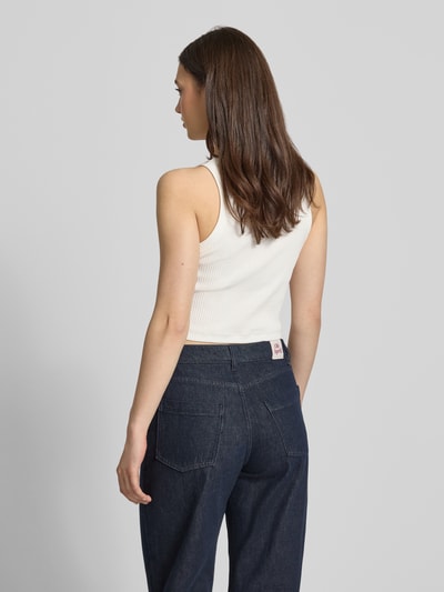 Vrouwenmodel draagt Slim Fit Top uit katoenmix van Marc O'Polo Denim in effen kleuren met labelpatch, fijnrib structuur, rugaanzicht