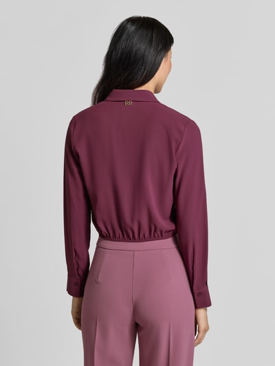 Vrouwenmodel draagt Blusenshirt met Umlegekragen van Rinascimento in effen bordeauxrood, lange mouwen, rechte fit, ruglengte maat S 47 cm, mouwlengte 59 cm, productopname, volledig van achteren