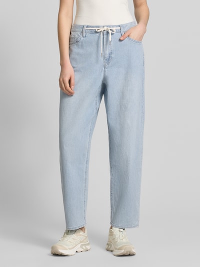 Frauenmodel trägt Barrel Leg Jeans aus Baumwoll-Mix von s.Oliver RED LABEL in heller Denim-Optik, 5-Pocket-Design, Regular-Fit, High-Waist, Ankle-Länge, Bundabschluss mit Tunnelzug, Ganzkörperansicht von vorne.