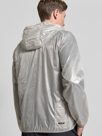 Männermodel trägt Blouson mit Label-Print von EA7 Emporio Armani in semitransparentem Silber, elastische Abschlüsse, Ganzkörperansicht Rückansicht