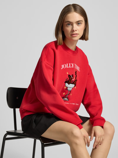 Frauenmodel trägt Sweatshirt mit Motiv-Stitching Modell 'Evie' von LeGer by Lena Gercke in Rot, Baumwoll-Mix, Relaxed Fit, Nahaufnahme Oberkörper.