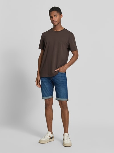 Männermodel trägt Straight Fit Shorts in Denim-Optik von Pierre Cardin im 5-Pocket-Design, Baumwoll-Mix, Ganzkörperansicht von vorne.
