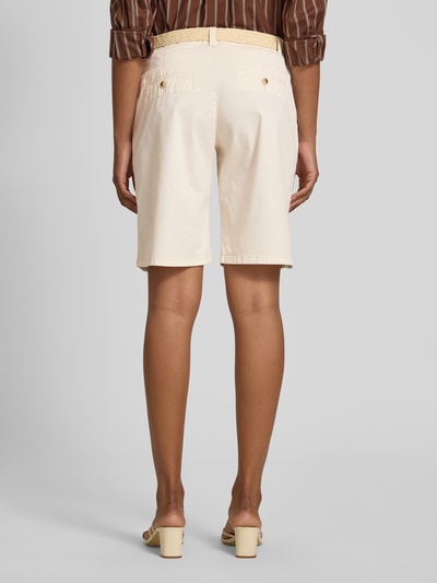 Frauenmodel trägt helle Bermudas mit Gürtel Modell 'ROVENA' von Soyaconcept aus Baumwoll-Elasthan-Mix, Regular-Fit, Ganzkörperansicht Rückansicht.