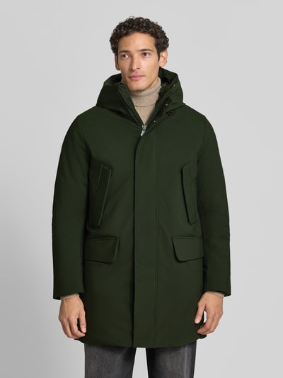 Mannenmodel draagt donkergroene jack met hoge kraag, verdekte ritssluiting, klepzakken, regular fit, Model 'WILSON' van Save The Duck, ruglengte maat M 89 cm, schouderbreedte maat M 46 cm, borstwijdte maat M 51 cm, mouwlengte maat M 68 cm, voorkant volledige lichaamsopname.