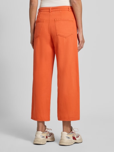 Vrouwenmodel draagt Jeans met Bindegürtel van Jake*s Casual in feloranje puur katoen, wide fit, steekzakken, binnenbeenlengte 69 cm, bandwijdte 40 cm. Ganzkörperansicht Rückansicht.