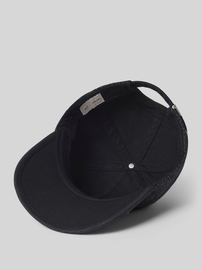 Produktfoto, Cap mit Logo-Muster und Label-Badge von CK Calvin Klein aus reiner Baumwolle, verstärkter Schirm, verstellbarer Riegel, schwarze Struktur