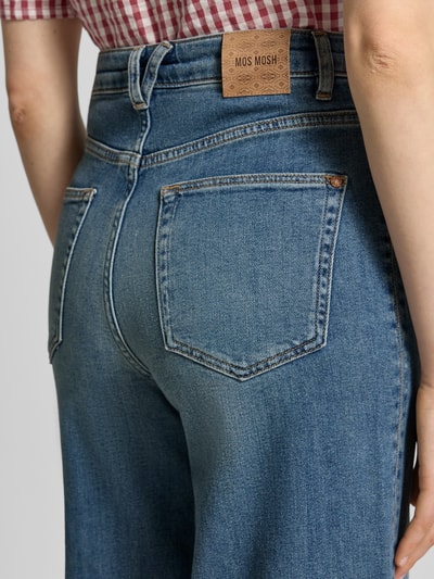 Frauenmodel trägt Jeans mit Knopfleiste und aufgesetzten Taschen von MOS MOSH, Baumwoll-Mix, Wide Leg, Detailaufnahme Rückansicht.