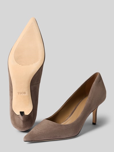 Productfoto, taupekleurige pumps van geitenleer met spitse neus en fijne textuur, Pumps aus echtem Ziegenleder Modell 'Miah_Pump70_SD' van BOSS, Dames
