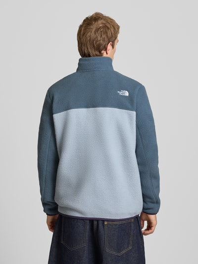 Männermodel trägt Fleecejacke mit Logo-Stitching Modell 'Yumiori' von The North Face in zwei Blautönen, Gerader-Schnitt, Fleece, Rückenansicht.
