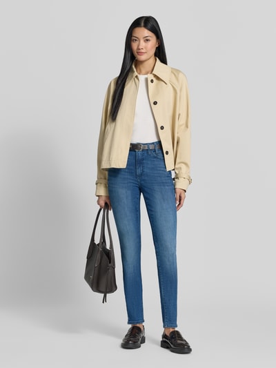 Kobiece modelka ma na sobie niebieskie skinny jeansy Skinny Fit Jeans aus Baumwoll-Mix Modell 'Izabell' od s.Oliver RED LABEL, neutralne kolory, pełny widok z przodu.