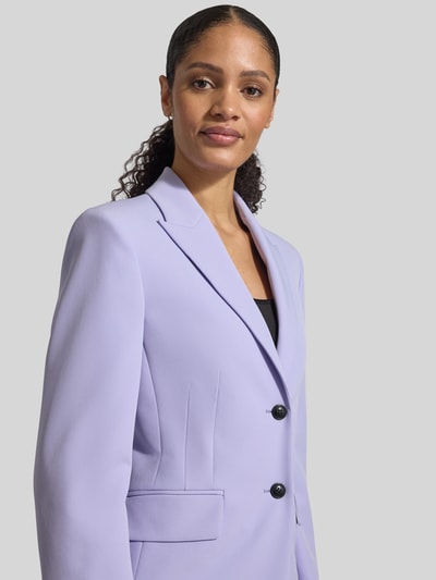 Frauenmodel trägt Slim Fit Longblazer mit Abnähern Modell 'ASMALLA-1' von HUGO, Optik: Unifarben, Label-Applikation, 2-Knopf-Verschluss, Pattentaschen, Nahaufnahme Oberkörper.