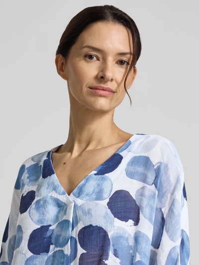 Vrouwenmodel draagt Relaxed Fit Bluse aus Viskose-Mix van Apricot met all-over look, v-hals, 3/4-mouw, nahaufnahme bovenlichaam