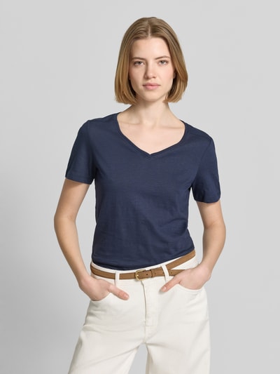 Frauenmodel trägt Regular Fit T-Shirt aus reiner Baumwolle von Tom Tailor in Dunkelblau, unifarben, V-Ausschnitt, Flammgarn, Ganzkörperansicht von vorne