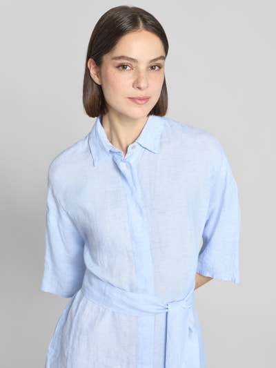 Modelka prezentuje Leinenkleid aus reinen Leinen Modell 'Derby' od 0039 Italy, niebieski, półprzezroczysty len, wykładany kołnierz, listwa guzikowa, taliowany krój, rękaw o dł. 1/2, materiałowa tasiemka, krótka długość. Zbliżenie na górną część ciała z przodu.
