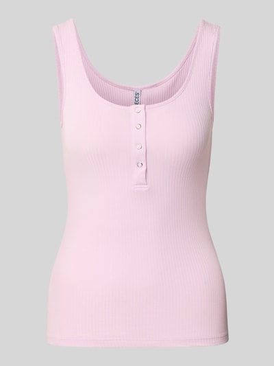 Produktfoto, Slim Fit Tank Top aus Bio-Baumwoll-Mix Modell 'KITTE' von Pieces, Optik: Unifarben, Ripp, Henley-Ausschnitt, Knopf-Detail.