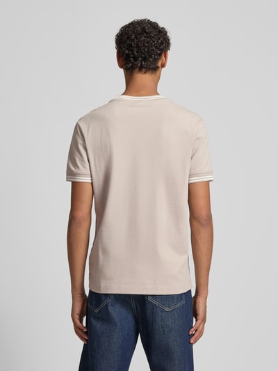 Männermodel trägt T-Shirt mit Kontraststreifen Modell 'Jose' von JOOP! Collection aus Baumwoll-Elasthan-Mix, Regular-Fit, Rückenansicht.