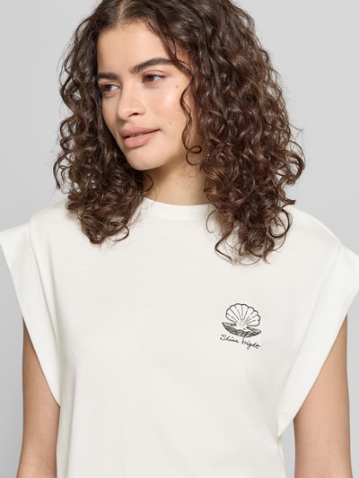 Frauenmodel trägt Regular Fit T-Shirt aus reiner Baumwolle Modell 'SHELINA' von Only, Optik: Unifarben, Stickerei, Zierperlen, Rundhals, Kurzarm, Nahaufnahme Oberkörper.