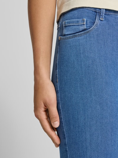 Vrouwenmodel draagt Skinny Fit Jeans uit viscosemix model 'Rain' van ONLY, 5-pocketmodel, contrastnaden, detailopname heup, dames jeans, viscosemix met katoen en met stretch, binnenbeenlengte maat S/32: 75 cm, bandwijdte maat S/32: 63 cm.
