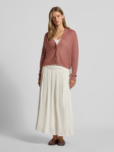 Vrouwenmodel draagt boxy fit gebreid jack met v-hals model 'CAROL' van ONLY in oudroze met grove textuur, Dames, volledig vooraanzicht