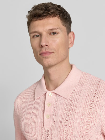 Męski model nosi Slim Fit Poloshirt mit Knopfleiste od Jack & Jones Premium, bawełniana mieszanka, krój slim fit, kołnierzyk polo, zapięcie na guziki, długość tyłu w rozmiarze M: 72 cm, zbliżenie na górną część ciała.