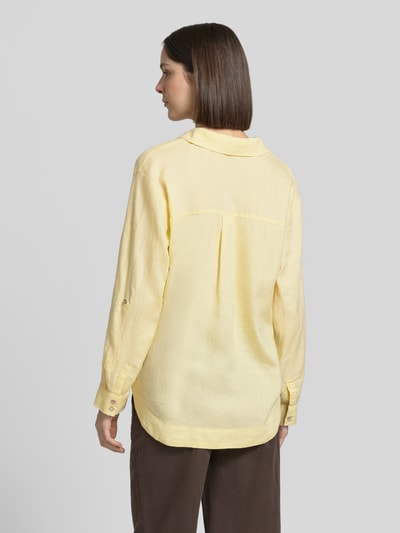 Frauenmodel trägt Regular Fit Leinenbluse mit V-Ausschnitt von Christian Berg Woman in Gelb, reine Leinen, Hemdblusenkragen, Rückenlänge 72 cm bei Größe 36, Ärmellänge 58 cm, Ganzkörperansicht Rückansicht.