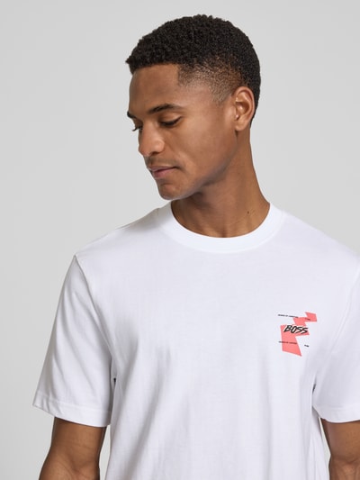 Männermodel trägt Relaxed Fit T-Shirt aus reiner Baumwolle Modell 'MOVEMENT' von BOSS Orange, Optik: Unifarben, Backprint, Rundhals, Kurzarm, Label-Print, Nahaufnahme Oberkörper.