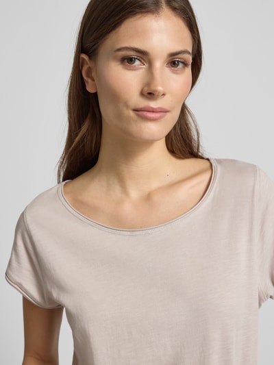 Modelka kobieca ma na sobie T-Shirt mit Rundhalsausschnitt von Christian Berg Woman z czystej bawełny, krój regular fit, okrągły dekolt, zrolowany brzeg, długość tyłu w rozmiarze S: 61 cm, jasny beż, gładka faktura. Zbliżenie na górną część ciała.